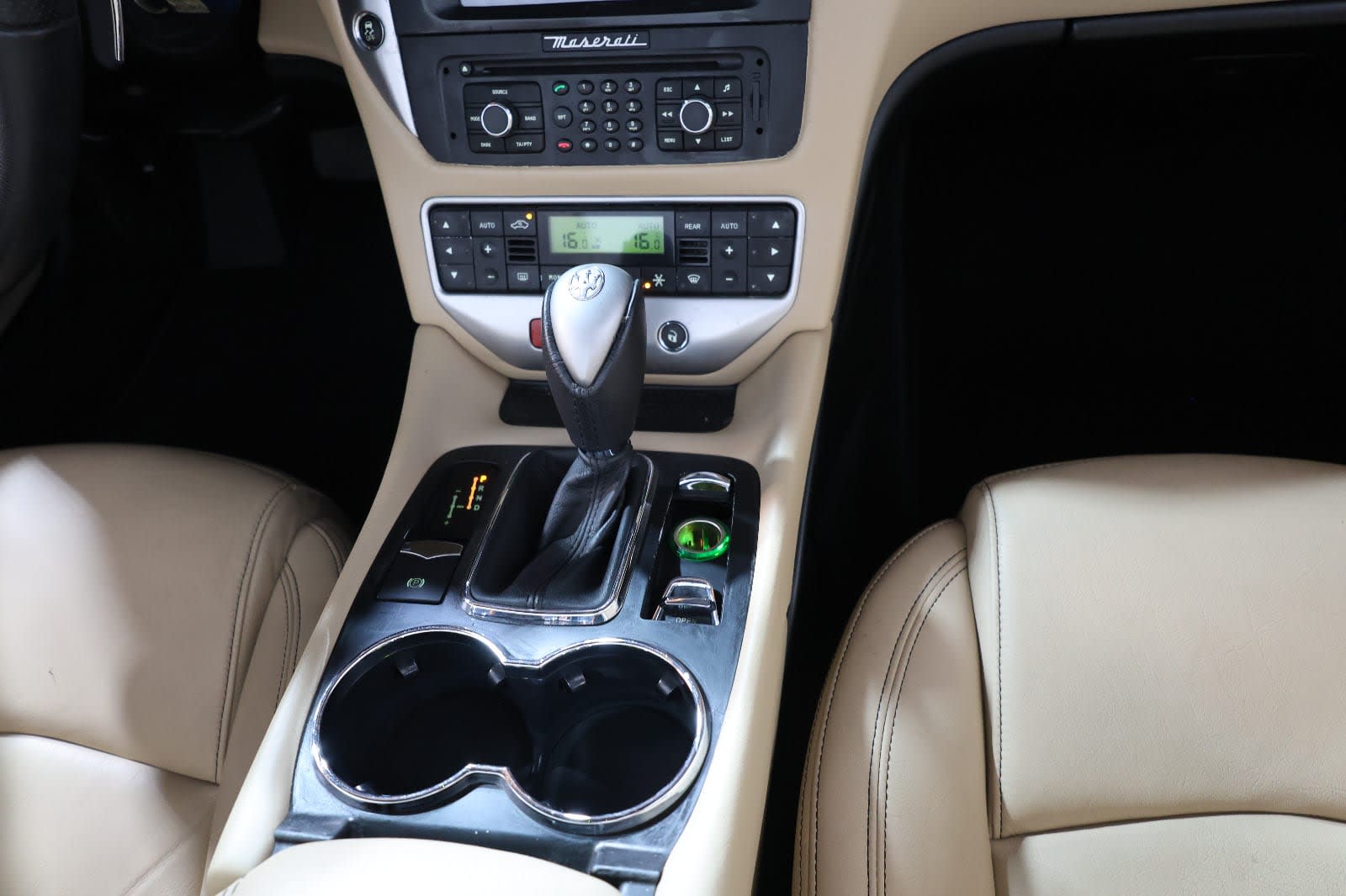 Maserati GranCabrio Sport 2015 | GCC Specs | Low Mileage 20000KM-PRISTINE CONDITION - Thumbnail 14