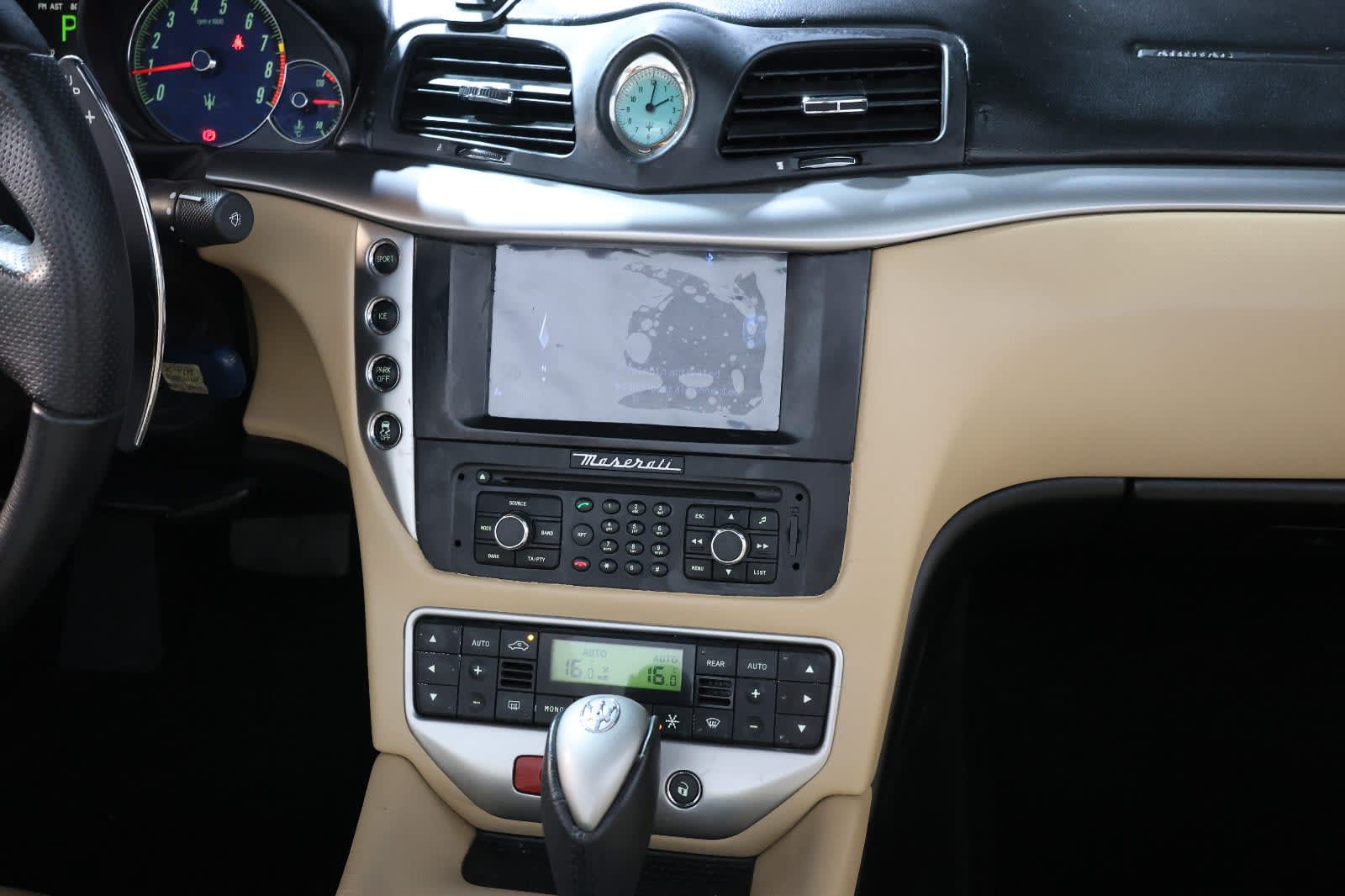 Maserati GranCabrio Sport 2015 | GCC Specs | Low Mileage 20000KM-PRISTINE CONDITION - Thumbnail 15