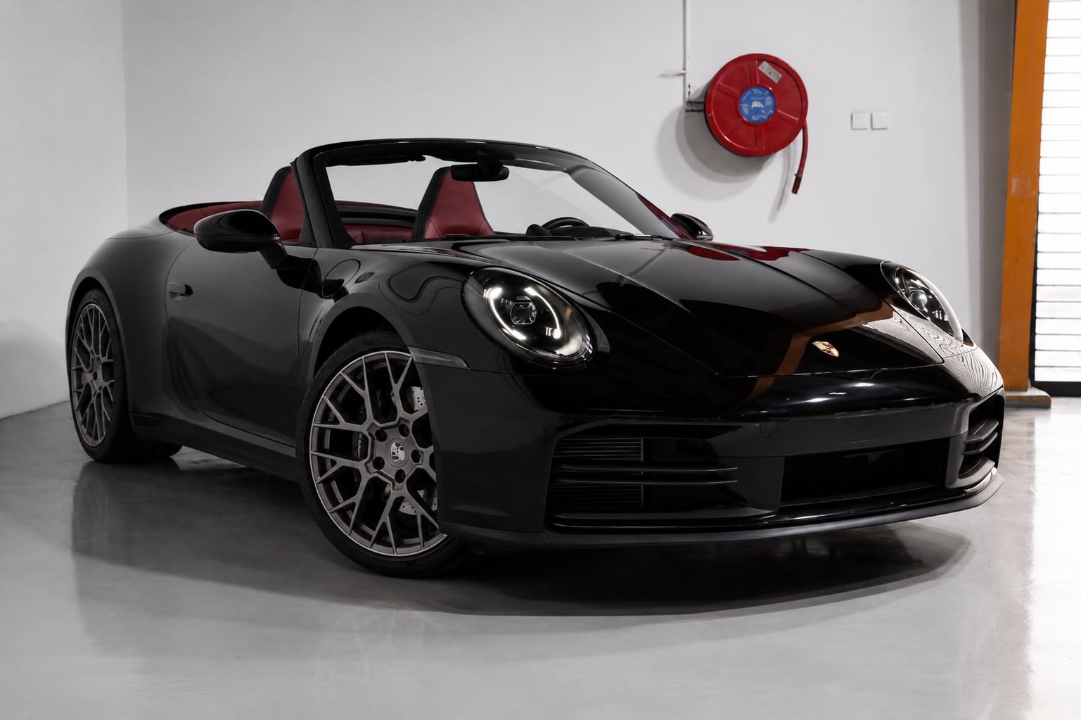 Porsche 911 Carrera 2025 GCC Specs-14000KM-UNDER WARRANTY & SERVICE-PRISTINE CONDITION - Image 1