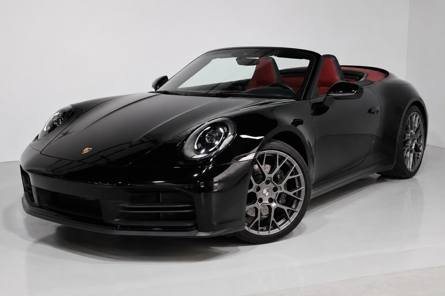 Porsche 911 Carrera 2025 GCC Specs-14000KM-UNDER WARRANTY & SERVICE-PRISTINE CONDITION - Thumbnail 2