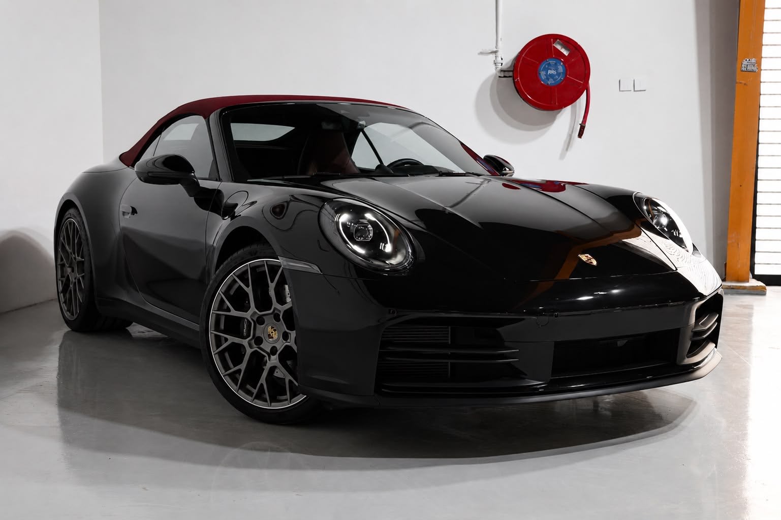 Porsche 911 Carrera 2025 GCC Specs-14000KM-UNDER WARRANTY & SERVICE-PRISTINE CONDITION - Thumbnail 3
