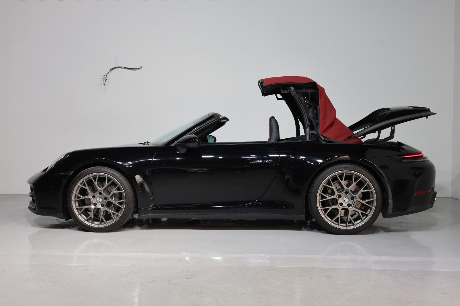 Porsche 911 Carrera 2025 GCC Specs-14000KM-UNDER WARRANTY & SERVICE-PRISTINE CONDITION - Thumbnail 5