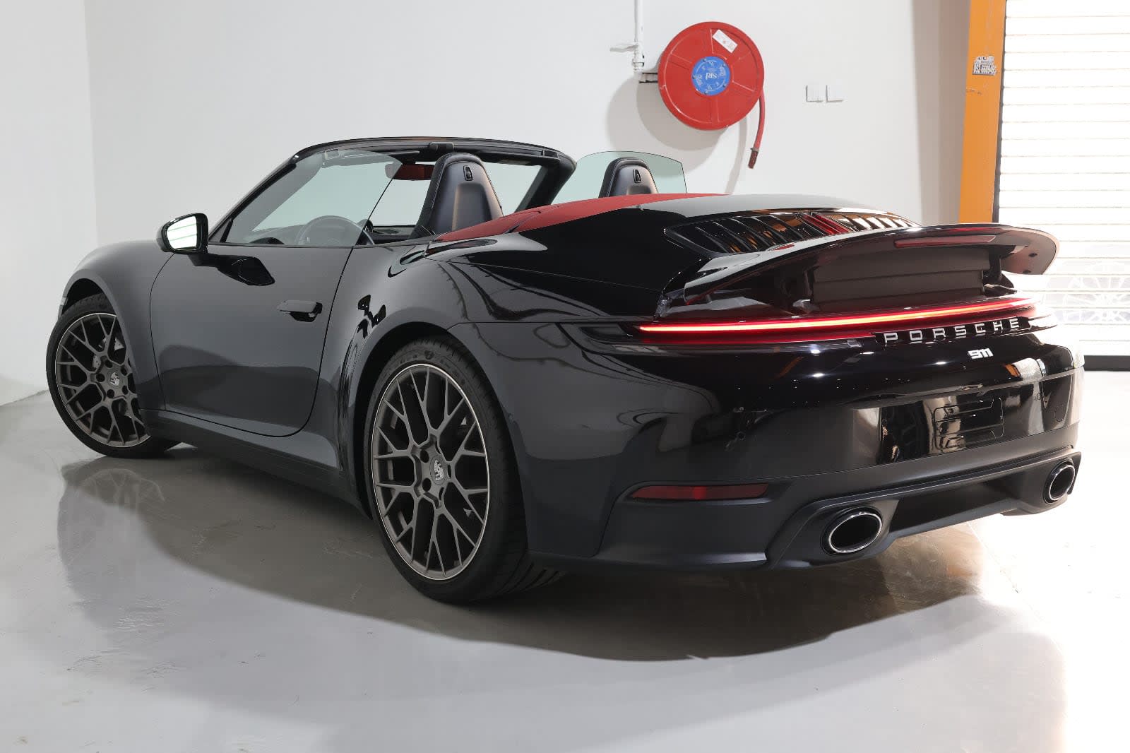 Porsche 911 Carrera 2025 GCC Specs-14000KM-UNDER WARRANTY & SERVICE-PRISTINE CONDITION - Thumbnail 8