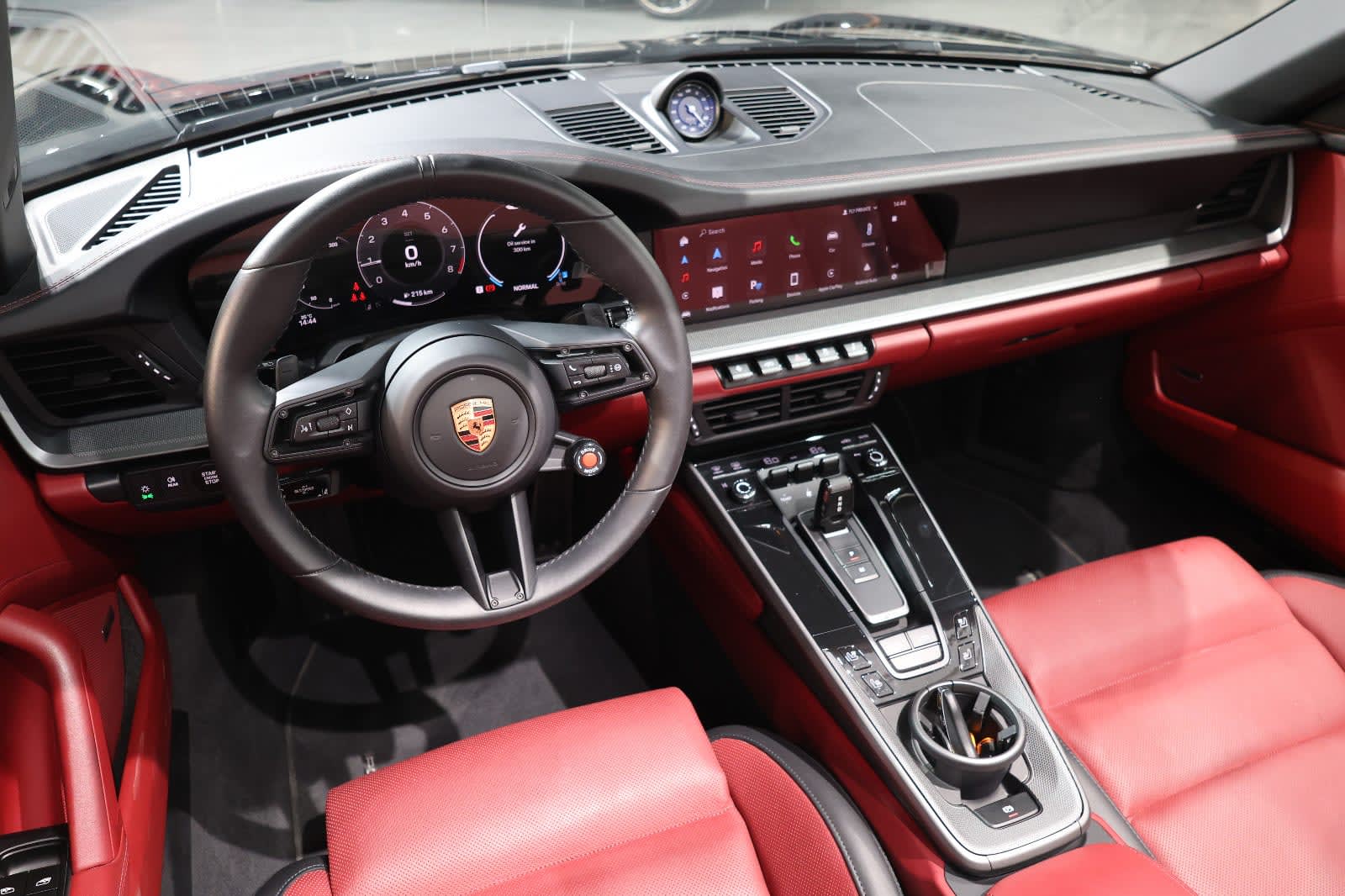 Porsche 911 Carrera 2025 GCC Specs-14000KM-UNDER WARRANTY & SERVICE-PRISTINE CONDITION - Thumbnail 9