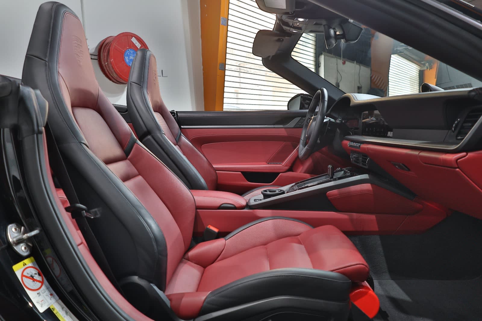 Porsche 911 Carrera 2025 GCC Specs-14000KM-UNDER WARRANTY & SERVICE-PRISTINE CONDITION - Thumbnail 15