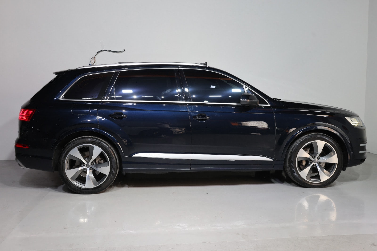Audi Q7 45 TFSI Quattro 2017 | GCC Specs | Well Maintained - Thumbnail 6