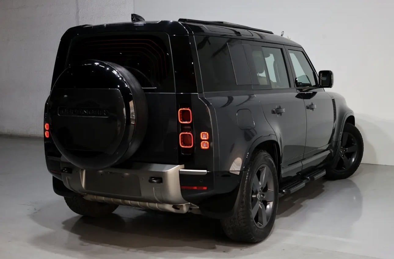 Brand new 2025 Land Rover Defender 110 HSE P400 76000KM -GCC-spec - Thumbnail 3