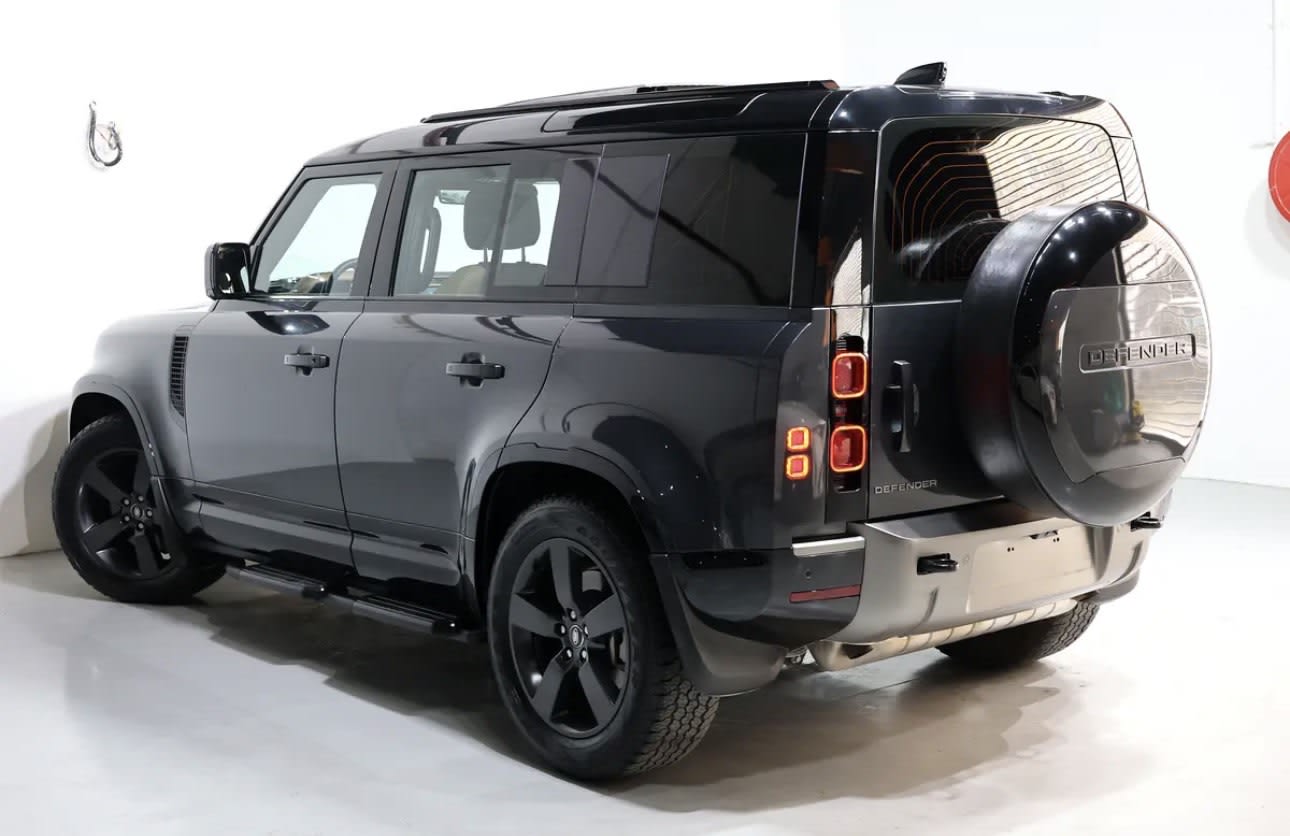 Brand new 2025 Land Rover Defender 110 HSE P400 76000KM -GCC-spec - Thumbnail 4