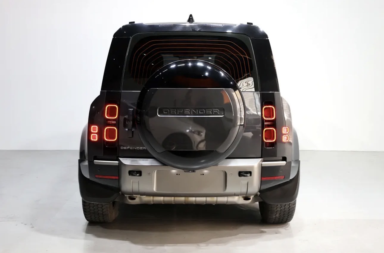 Brand new 2025 Land Rover Defender 110 HSE P400 76000KM -GCC-spec - Thumbnail 7