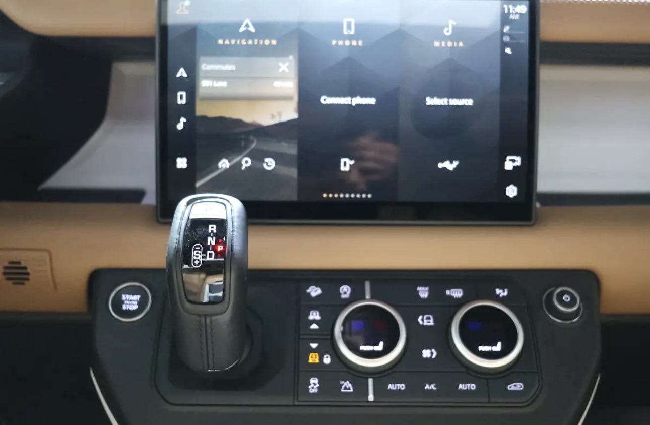 Brand new 2025 Land Rover Defender 110 HSE P400 76000KM -GCC-spec - Thumbnail 13
