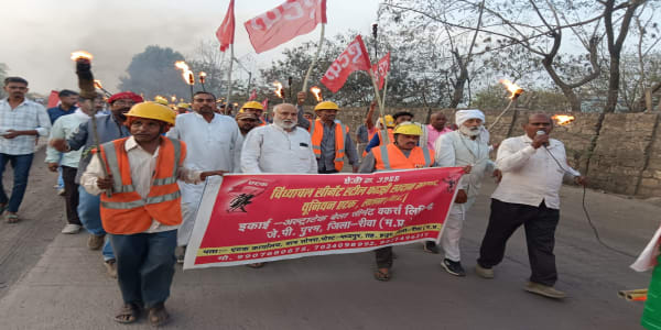 Featured image for: अल्ट्राटेक बेला सीमेंट प्रबंधन के खिलाफ श्रमिकों का प्रदर्शन, समर्थन में निकाला गया विशाल मशाल जुलूस