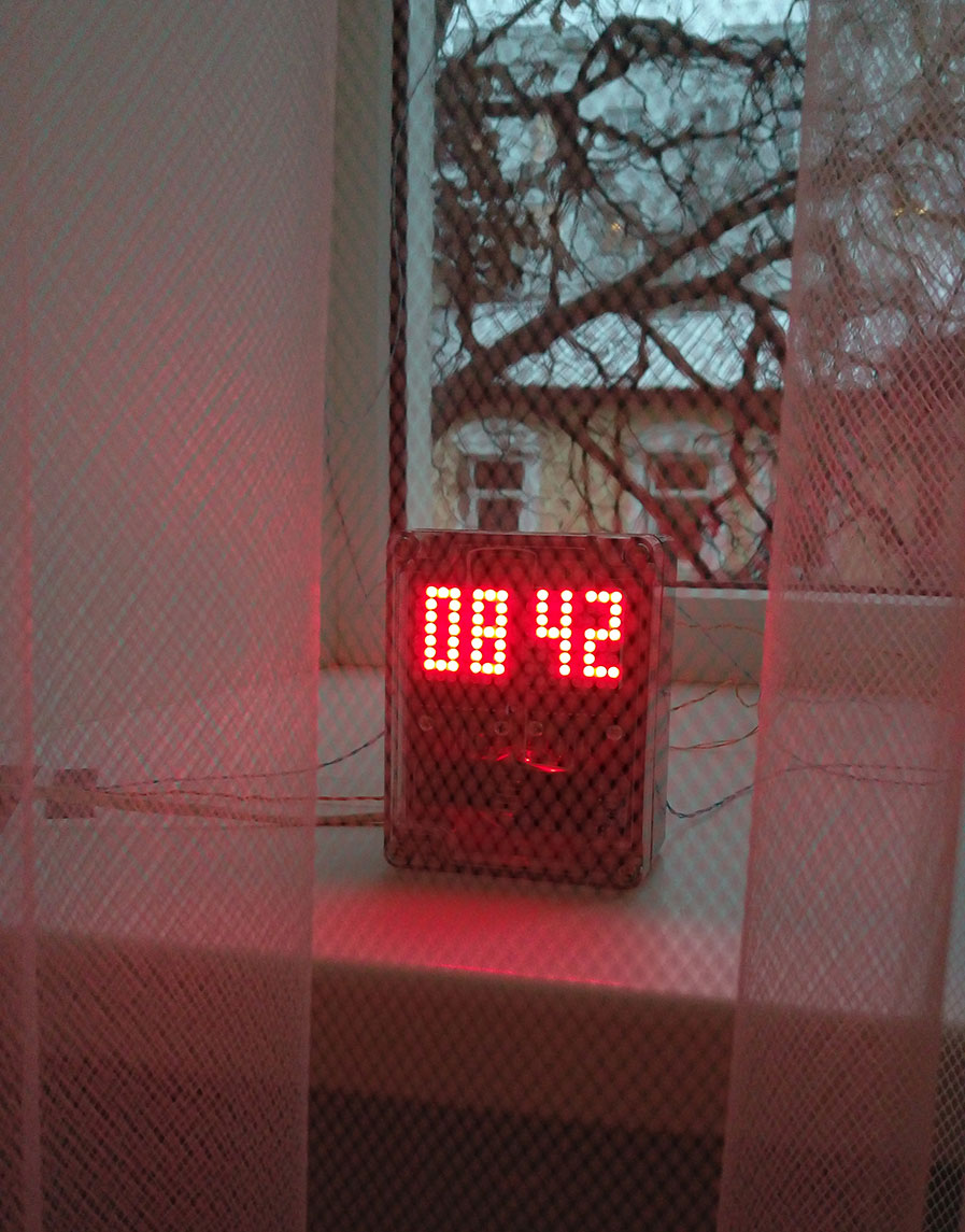 Часы Ранний рассвет зимой