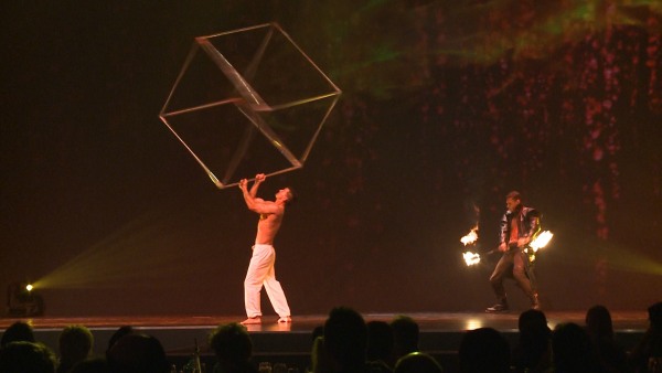 Cube Showact Man twirls large metal cube