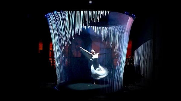 Holo360 Woman in a holographic circle dancing to the projection