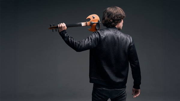 LOOPING MULTI-INSTRUMENTALIST SINGER