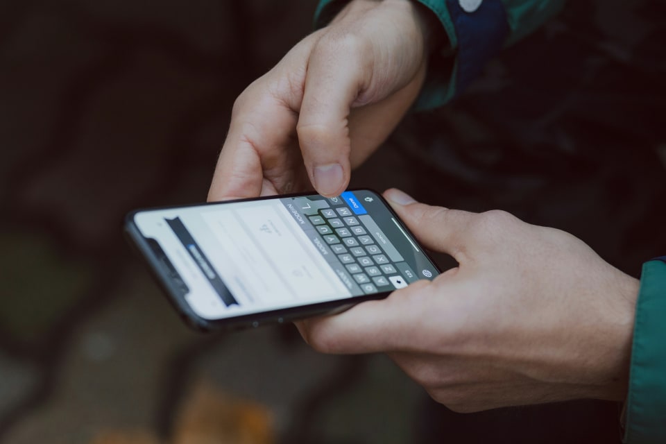 The Last Message She Never Replied To – Heartbreak Stories