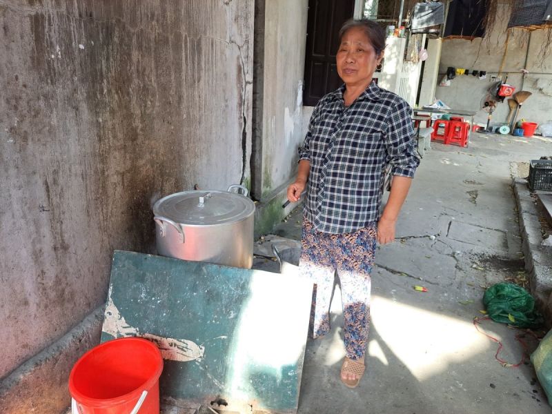 Tam's sticky rice stall is attracting more customers and she is doing well.