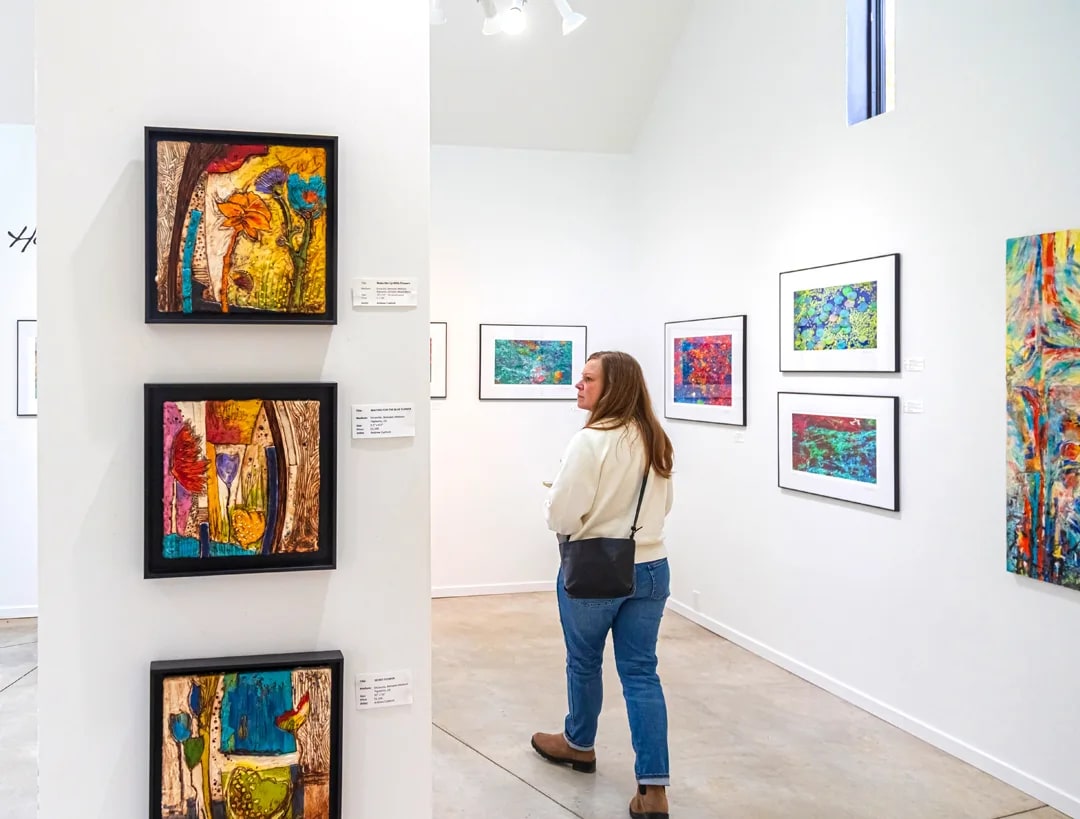 ANDARA Gallery presents “BOTANICA” exhibition and sale of contemporary fine art paintings, photographs and digital art celebrating the garden by Canadian artists Tara Wilkinson and Andrew Csafordi. Photo Credit: ANDARA Gallery interior © Daniel Vaughan, @vaughan_group.ca.