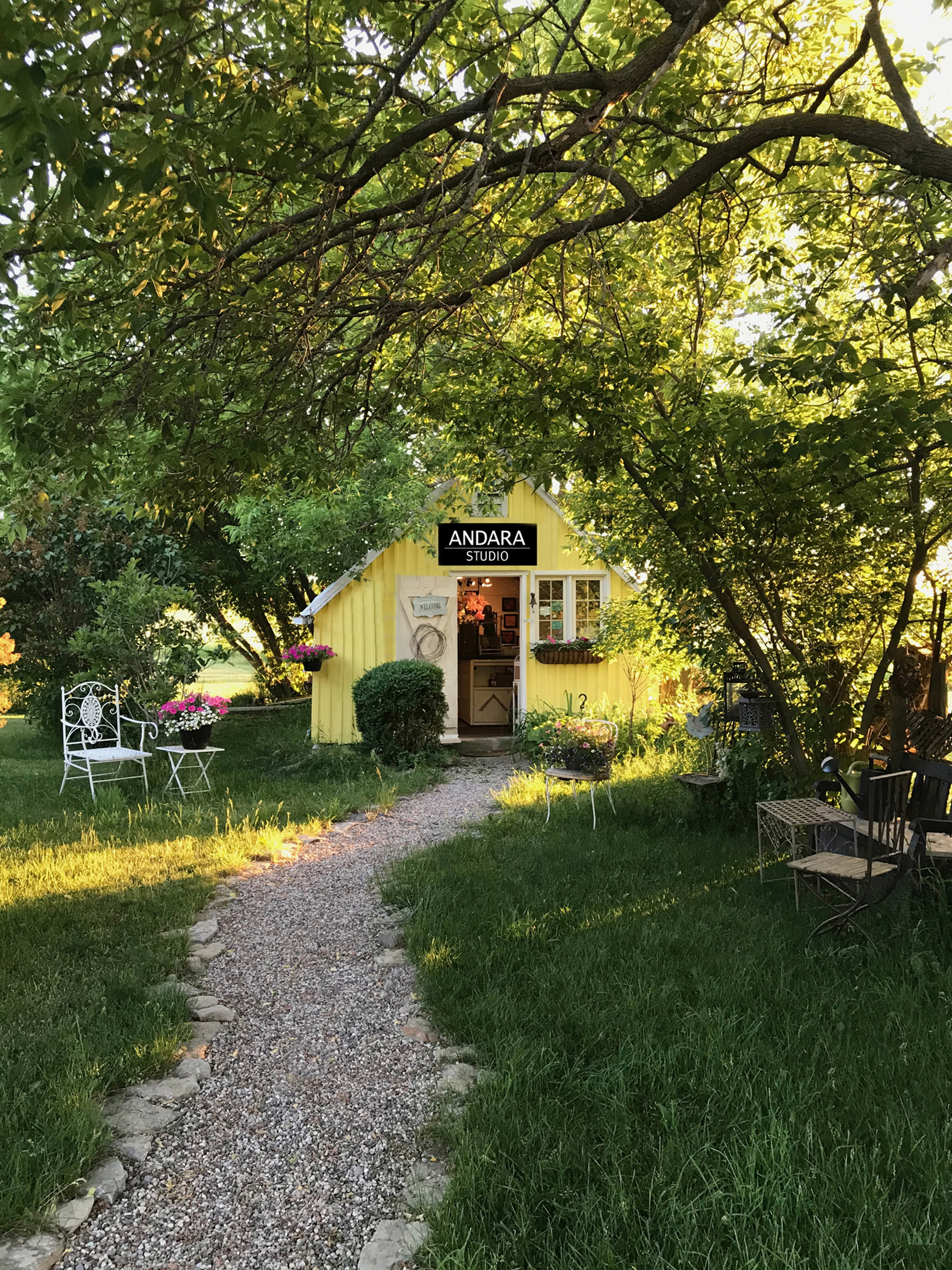 ANDARA Studio is located at 54 Wilson Road, Bloomfield in the heart of Prince Edward County, Ontario. Learn in a beautiful, relaxing setting surrounded by a pastoral landscape. Drawing, Grafitti and Encaustic painting workshops available daily. Info: andaragallery.com / Register: (613) 393-1572