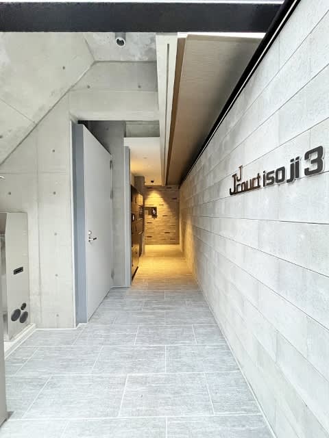 jjCOURT Isoji 3 — A Designer Residence with Natural Wood Finishes 3