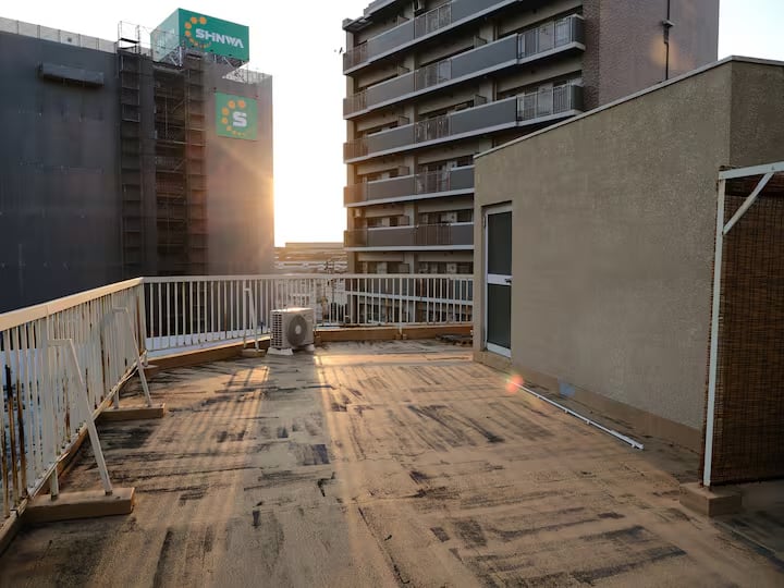 4-Bedroom Loft with Rooftop 4