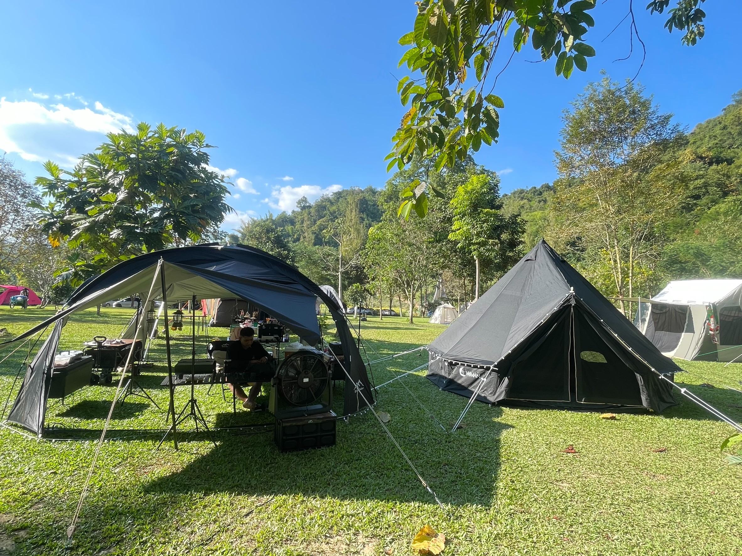 เต็นท์กระโจมสีดำไร้เสากลาง bell tent wiman - บรรยากาศเต็นท์กระโจมไร้เสากลางของลูกค้าวิมานแอร์ ท่ามกลางธรรมชาติที่สวยงาม