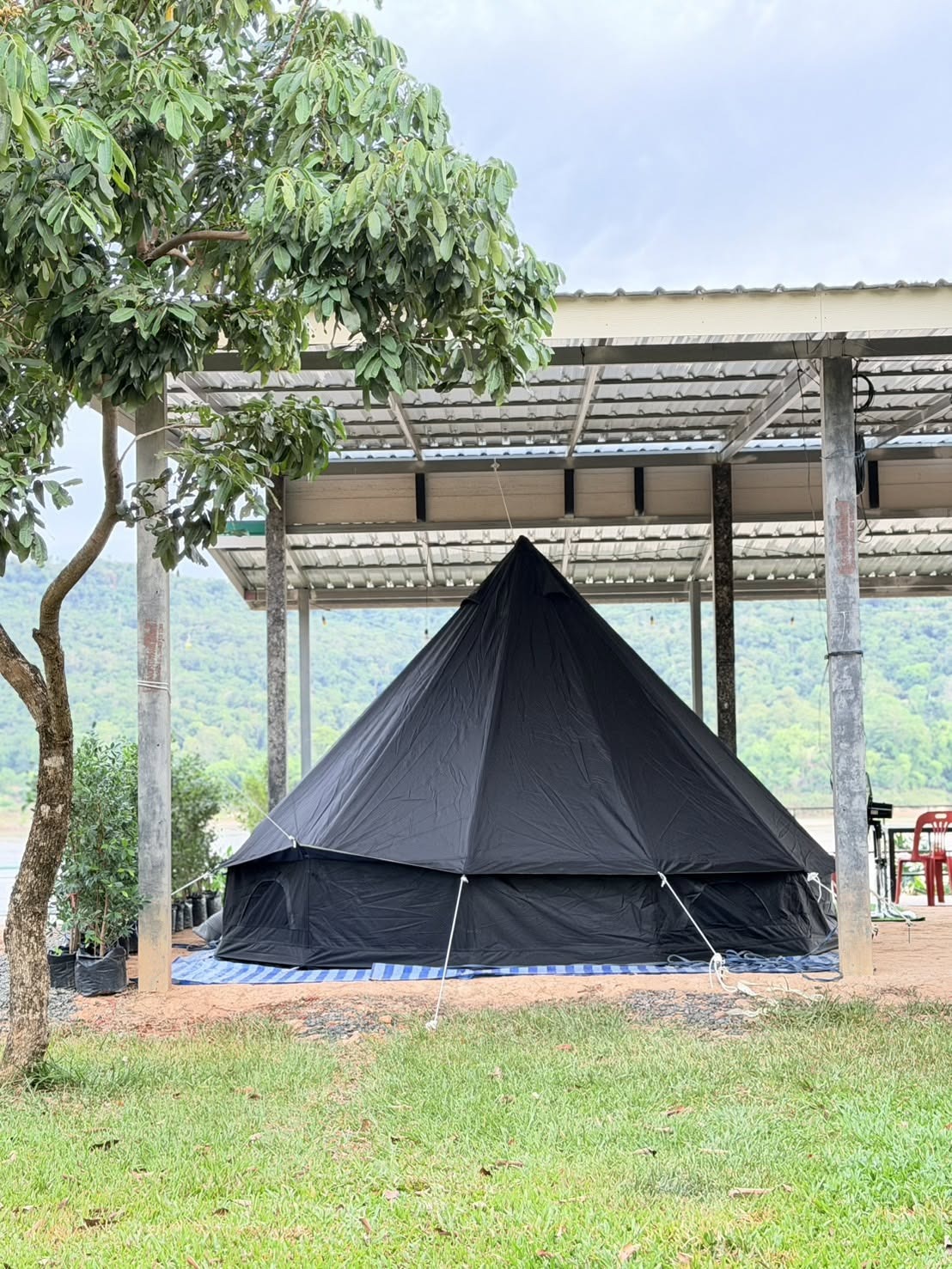 เต็นท์กระโจมสีดำไร้เสากลาง bell tent wiman - เต็นท์กระโจมสีดำไร้เสากลาง ตั้งอยู่ใต้ศาลาพร้อมวิวทิวทัศน์ยามกลางวัน