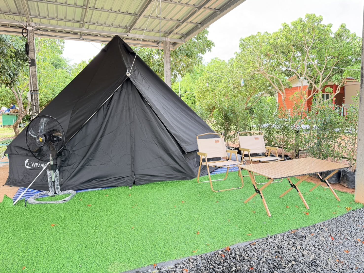 เต็นท์กระโจมสีดำไร้เสากลาง bell tent wiman - จัดวางเต็นท์กระโจมบนสนามหญ้าเทียมพร้อมพัดลมไอน้ำเพิ่มความสดชื่น