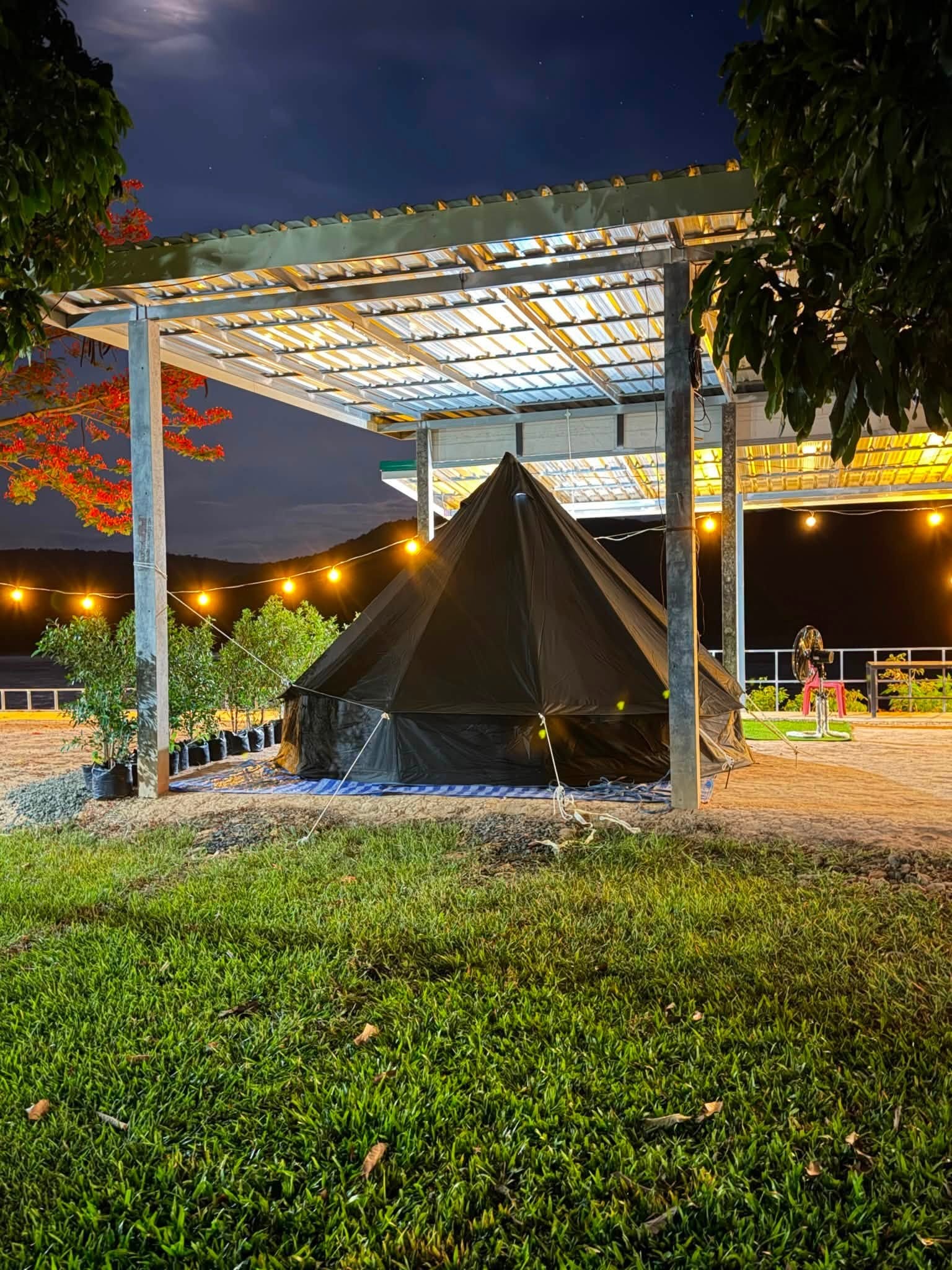 เต็นท์กระโจมสีดำไร้เสากลาง bell tent wiman - เต็นท์กระโจมสีดำยามค่ำคืนใต้ศาลา ประดับไฟสตริงไลท์สร้างบรรยากาศอบอุ่น
