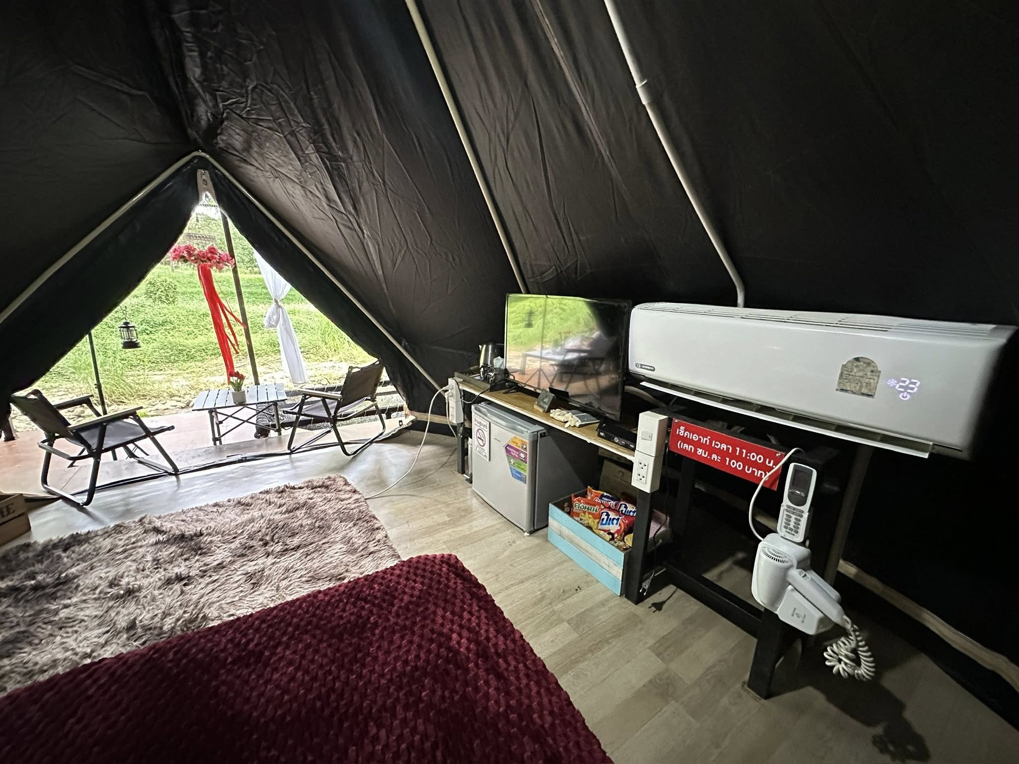เต็นท์กระโจมสีดำไร้เสากลาง bell tent wiman - ภายในเต็นท์ที่ครบครันด้วยเครื่องปรับอากาศ, โทรทัศน์ และตู้เย็น เพื่อความสะดวกสบาย
