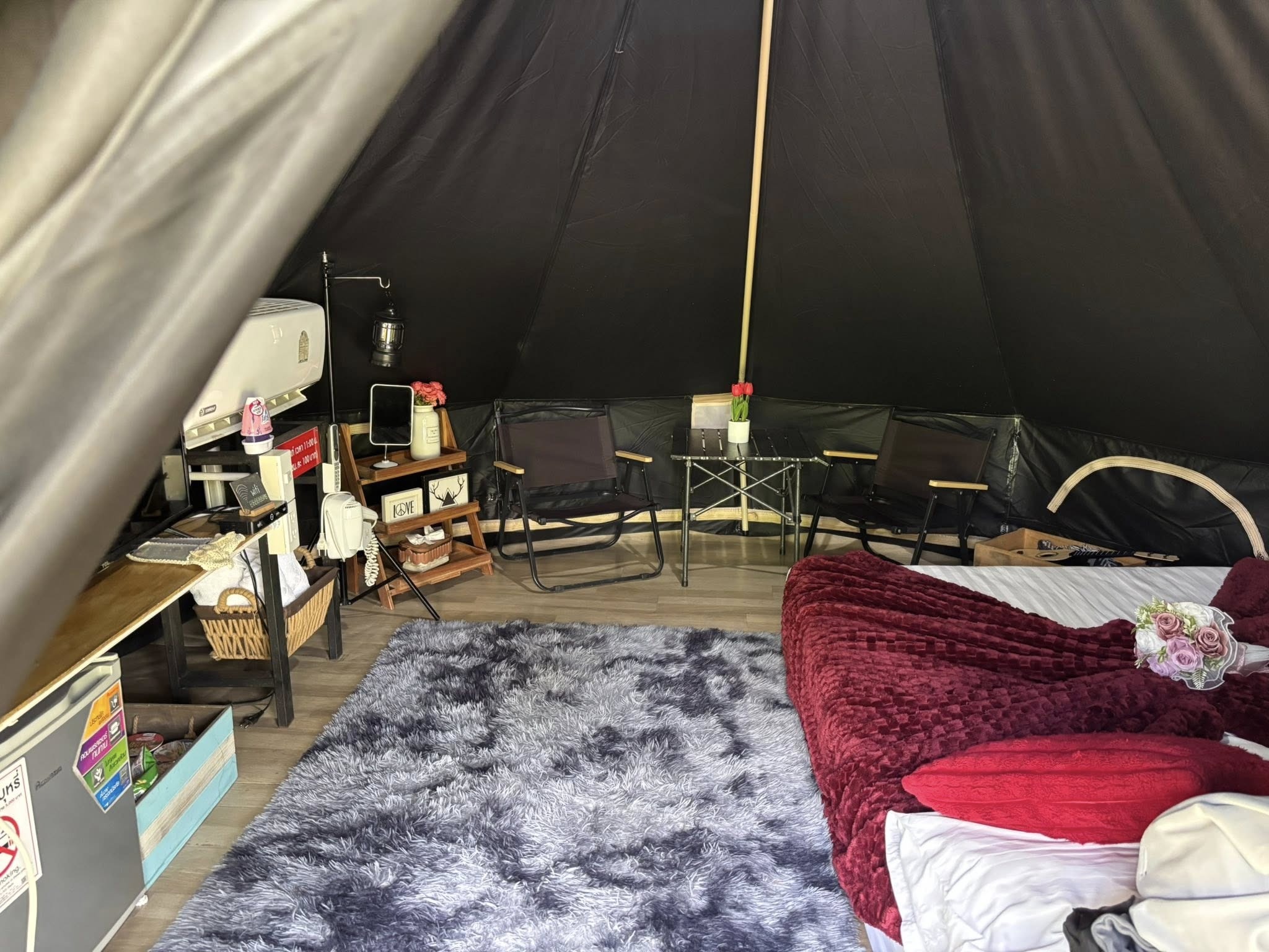 เต็นท์กระโจมสีดำไร้เสากลาง bell tent wiman - พื้นที่นั่งเล่นภายในเต็นท์กระโจมขนาด 4 เมตรที่กว้างขวางและผ่อนคลาย