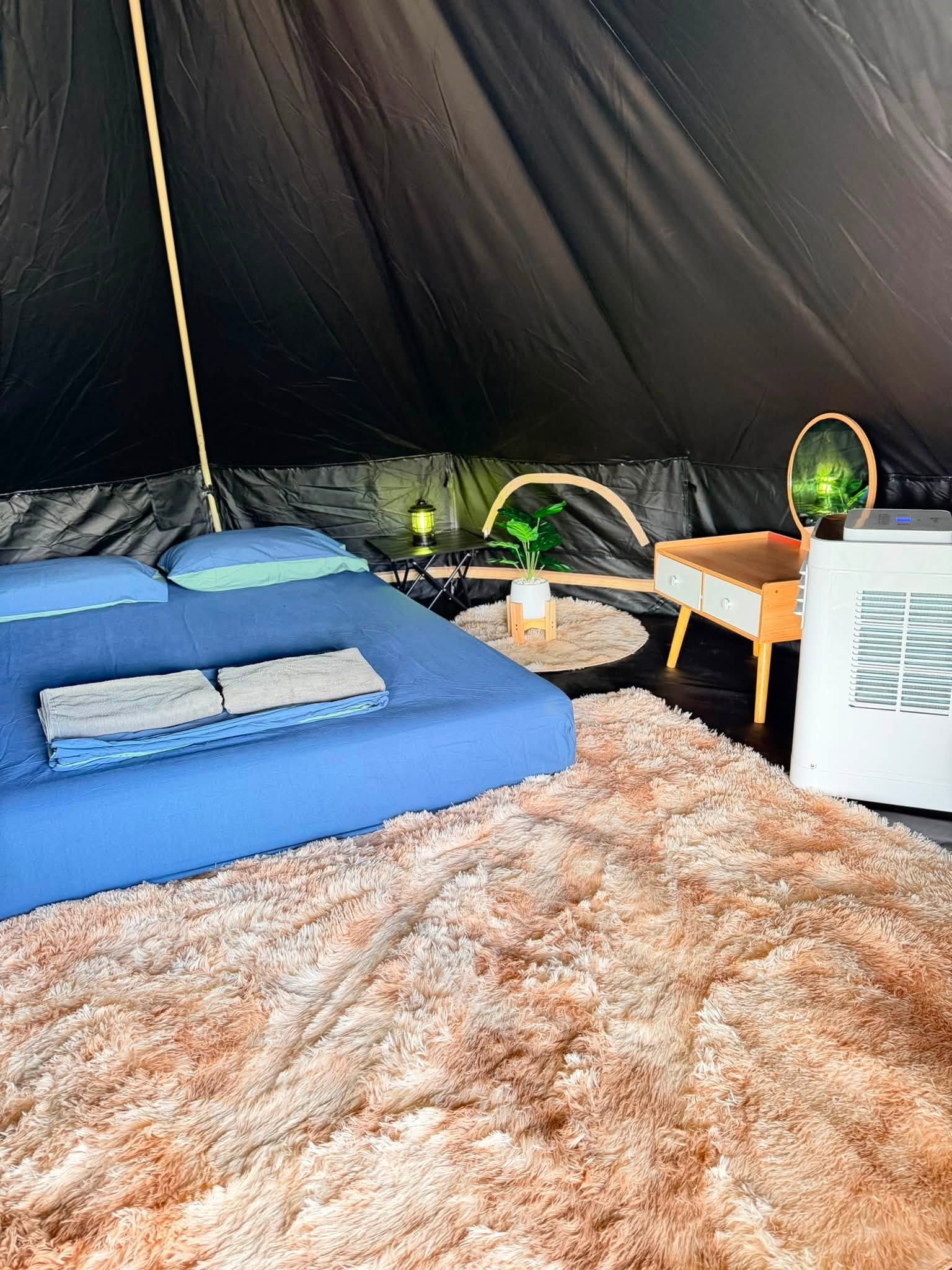 เต็นท์กระโจมสีดำไร้เสากลาง bell tent wiman - การตกแต่งภายในด้วยชุดเครื่องนอนสีฟ้าสดใสและมุมแต่งหน้า