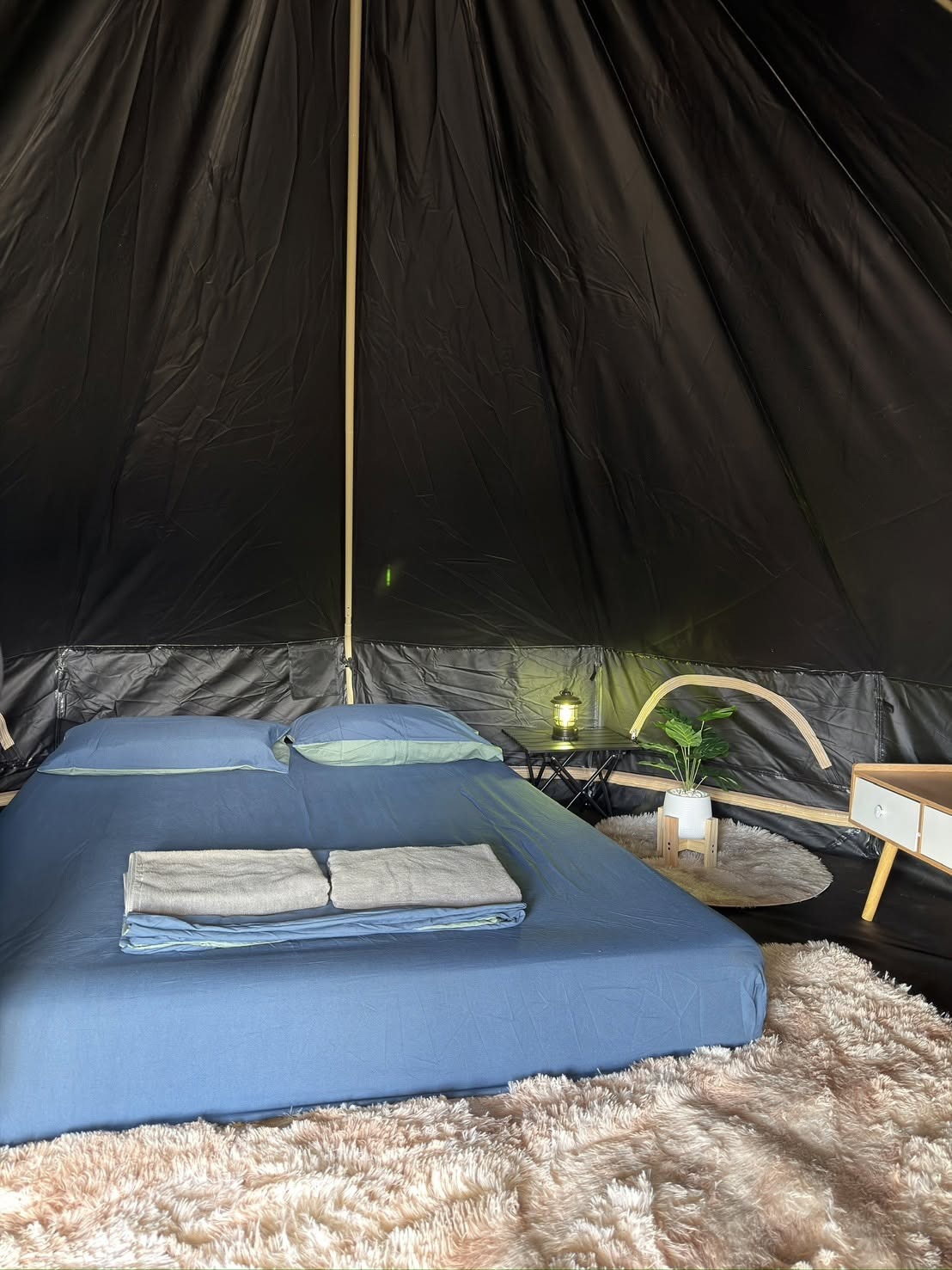 เต็นท์กระโจมสีดำไร้เสากลาง bell tent wiman - ภาพรวมการจัดแต่งภายในเต็นท์กระโจมที่สวยงามและใช้งานได้จริง