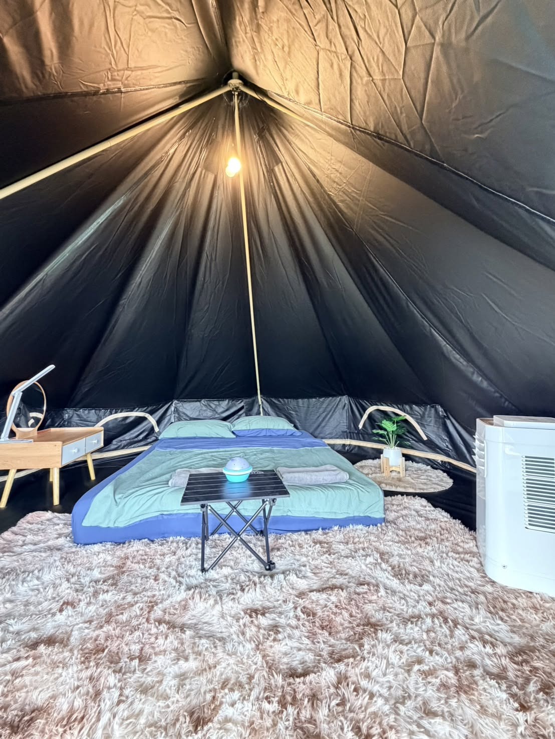 เต็นท์กระโจมสีดำไร้เสากลาง bell tent wiman - ภาพรวมบรรยากาศภายในเต็นท์กระโจมที่อบอุ่นและน่านอน