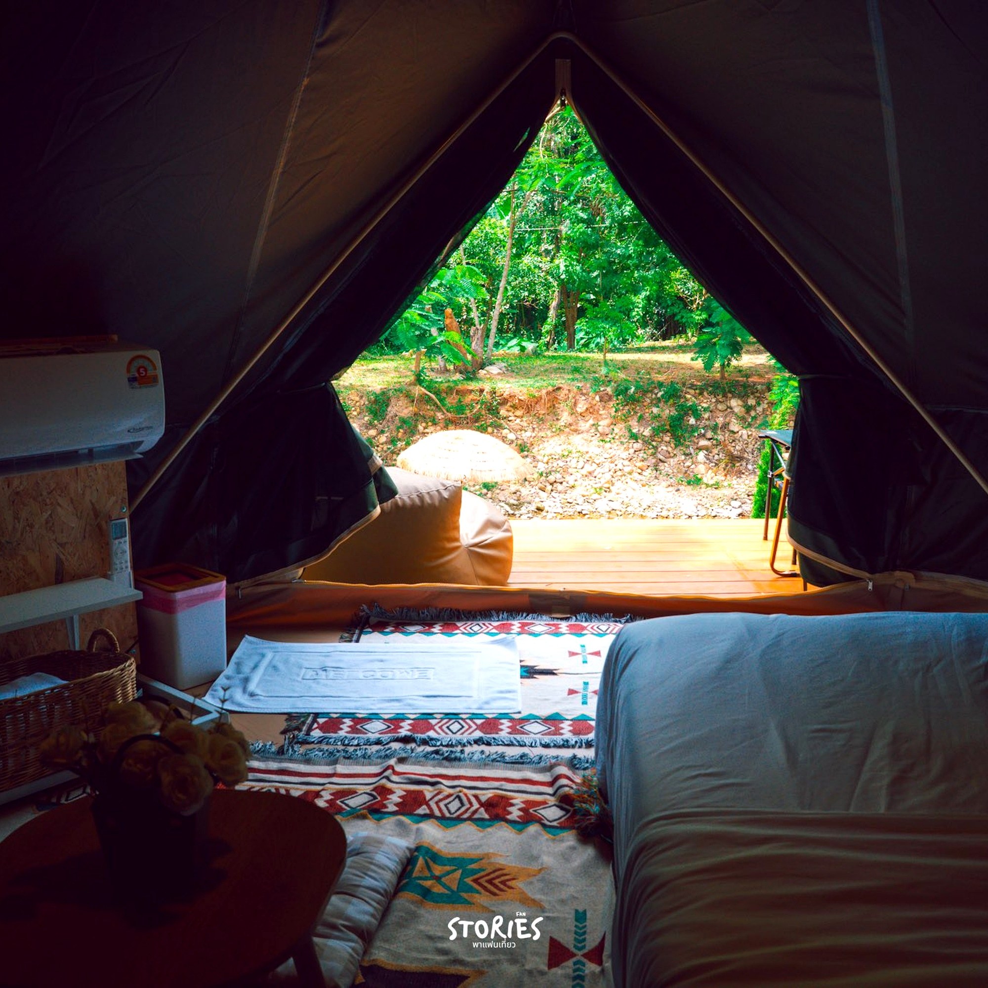 เต็นท์กระโจมสีเขียวไร้เสากลาง bell tent wiman - เต็นท์กระโจมส่องสว่างท่ามกลางความมืดมิดของป่าในยามค่ำคืน