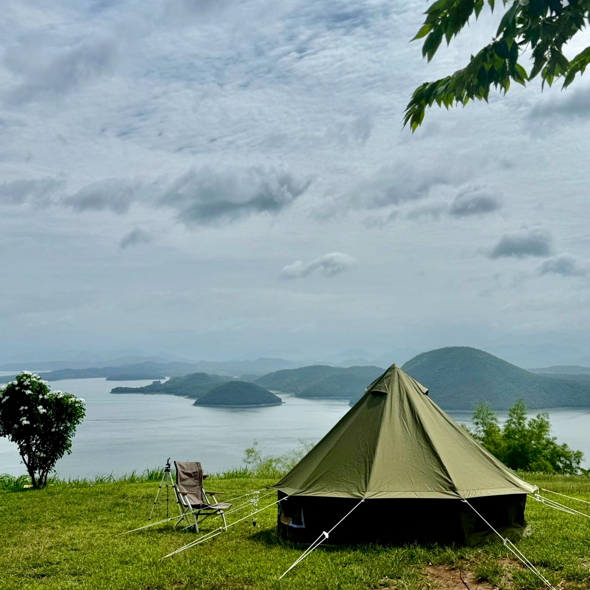 เต็นท์กระโจมสีเขียวไร้เสากลาง bell tent wiman - ตกแต่งอย่างอบอุ่น พร้อมโต๊ะข้างเตียงสำหรับการใช้งานจริง