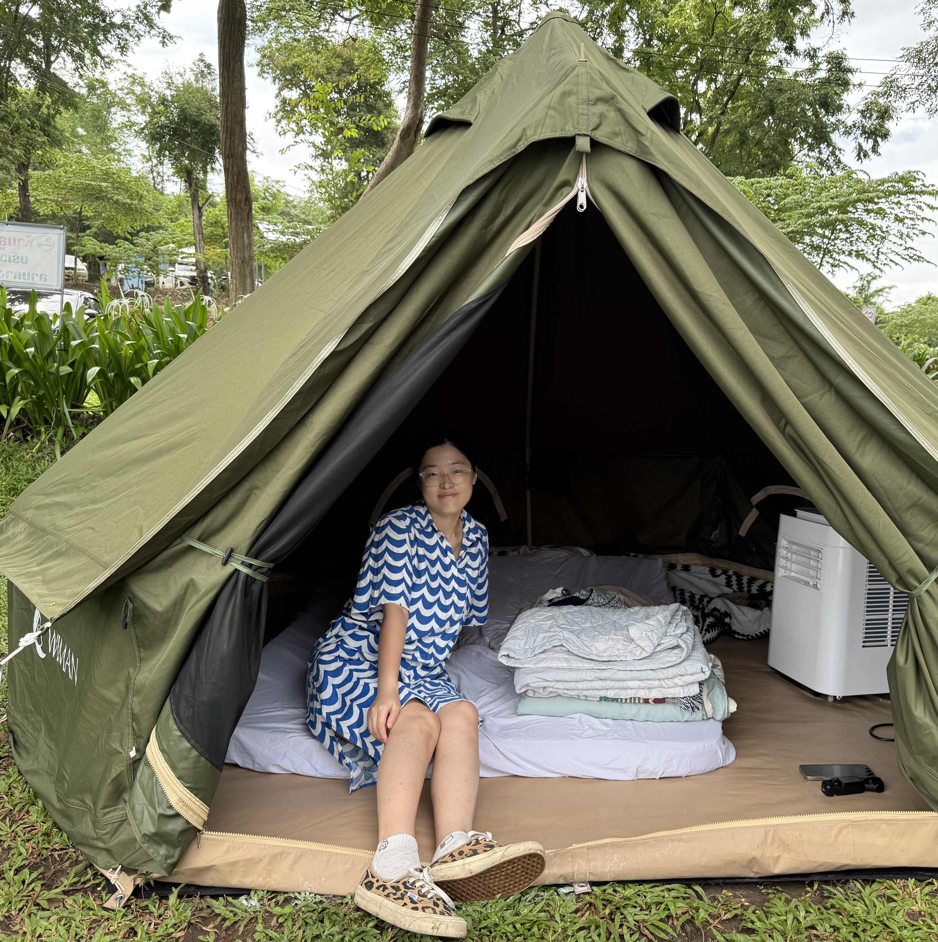 เต็นท์กระโจมสีเขียวไร้เสากลาง bell tent wiman - มุมสวยๆ สำหรับถ่ายภาพประทับใจบนระเบียงไม้กับเต็นท์วิมานแอร์