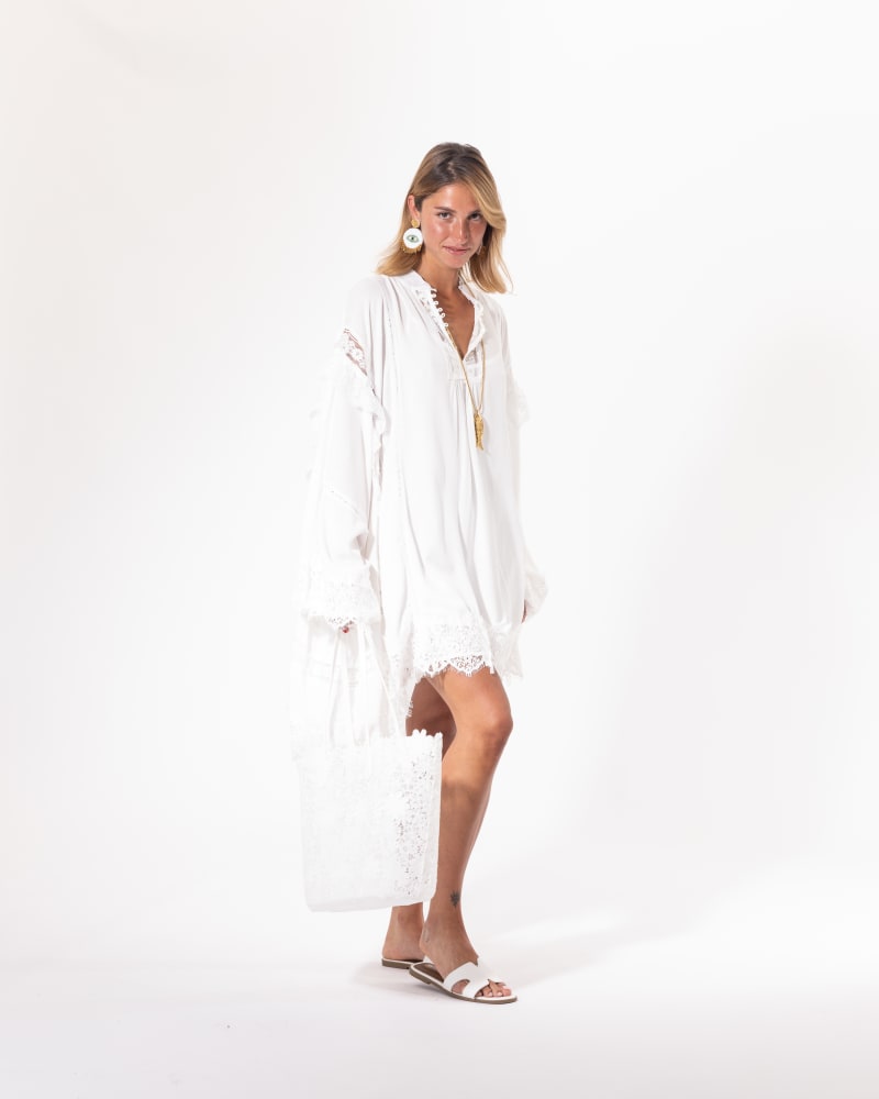 Robe tunique blanche Licorne Passion en pied, manches évasées en dentelle et coupe fluide bohème