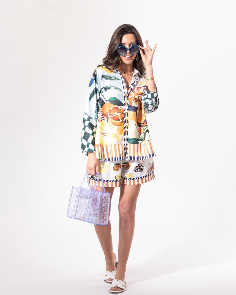 Ensemble short imprimé Méditerranée Licorne Passion en pose assise, chemise oversize aux motifs solaires