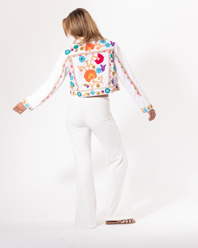 Pantalon trompette blanc Licorne Passion vu de dos, coupe évasée et tombé fluide jambes infinies
