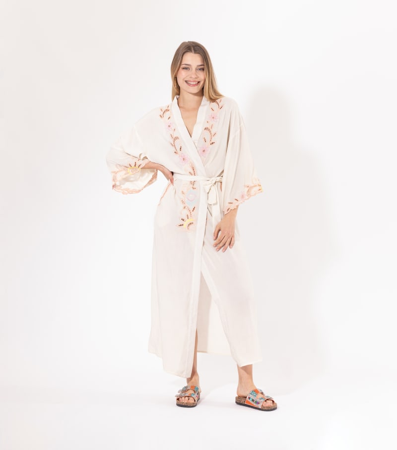Kimono long beige Licorne Passion porté ouvert, manches évasées et broderies bohèmes