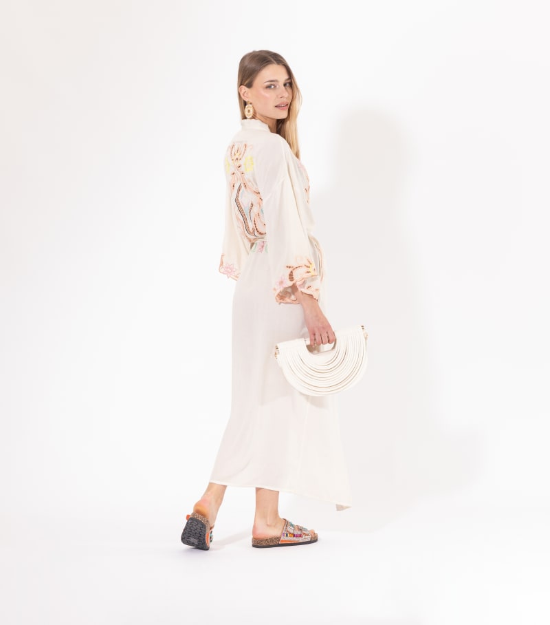 Kimono long beige Licorne Passion porté ouvert, manches évasées brodées et allure bohème