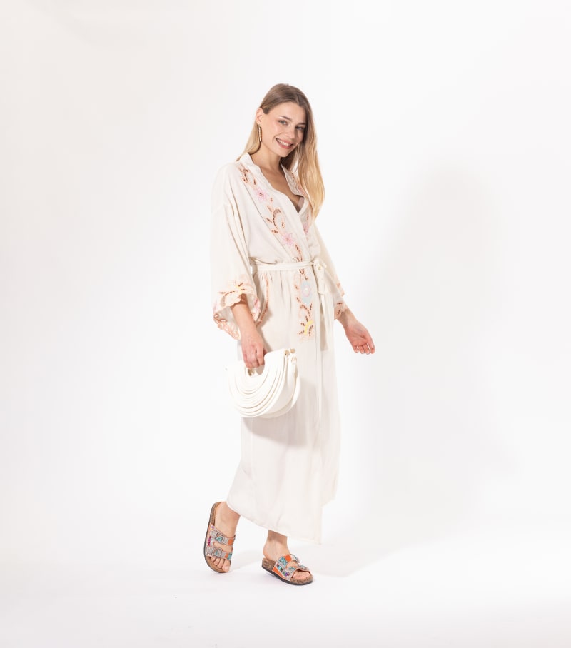 Kimono long beige Licorne Passion vu de trois quarts, ceinture à nouer et tombé fluide