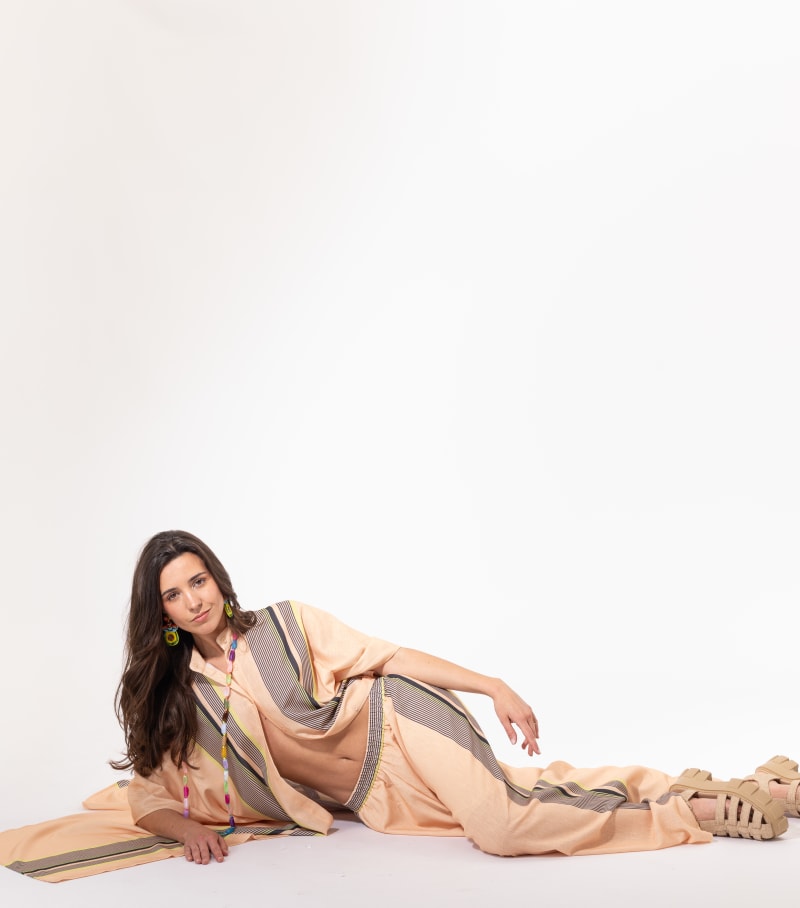 Ensemble pantalon pêche Licorne Passion en pose assise, tunique rayée et allure bohème solaire