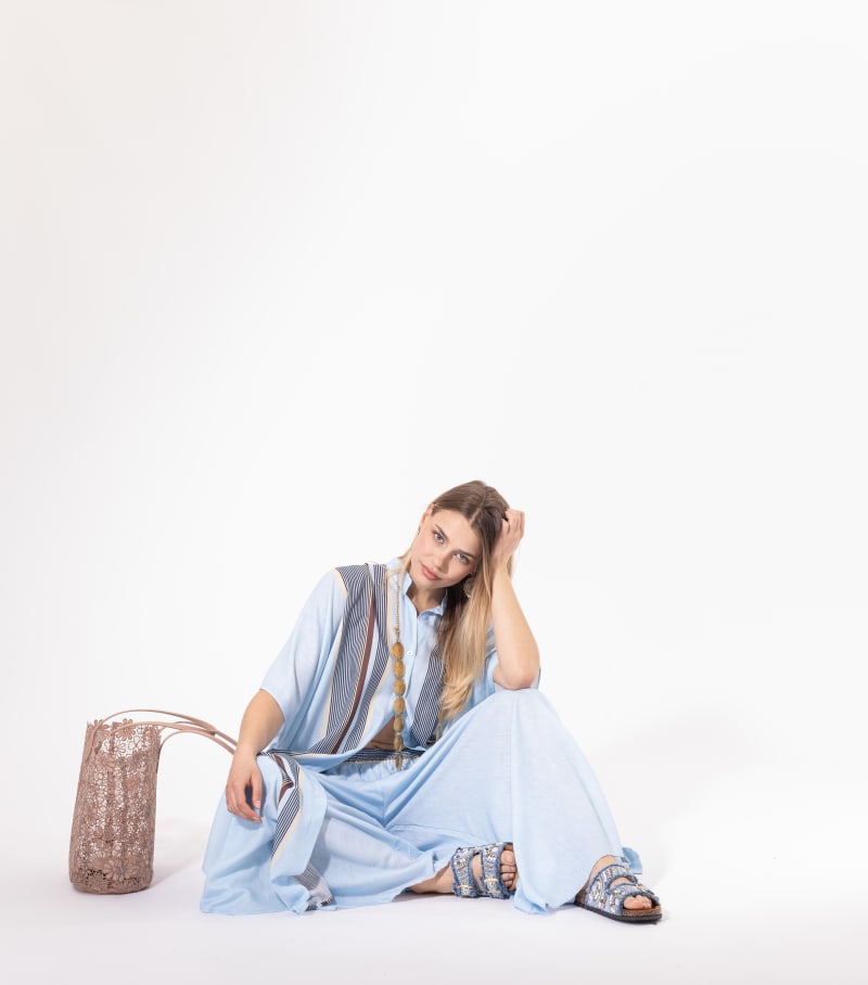 Ensemble pantalon bleu Licorne Passion en pose assise, tunique rayée et tombé bohème chic