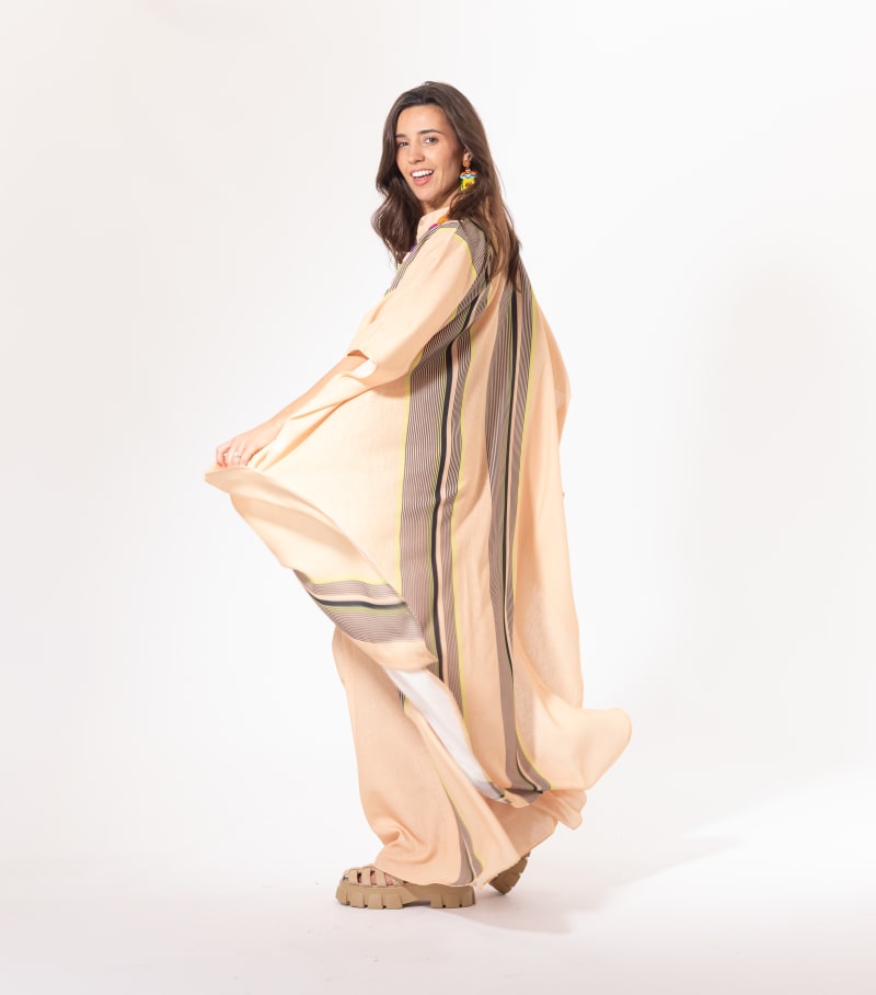 Ensemble pantalon pêche Licorne Passion vu de trois quarts, tunique rayée et manches kimono