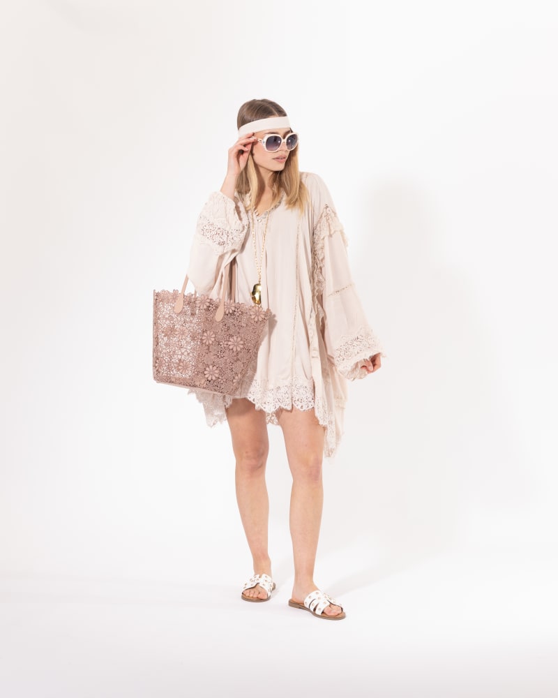 Robe tunique sable Licorne Passion portée avec sac à main, manches évasées en dentelle ajourée