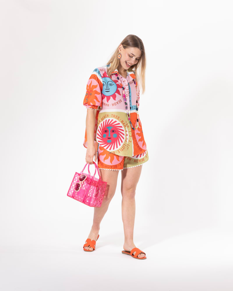 Ensemble short imprimé rose Licorne Passion vu de trois quarts, chemise oversize aux motifs graphiques