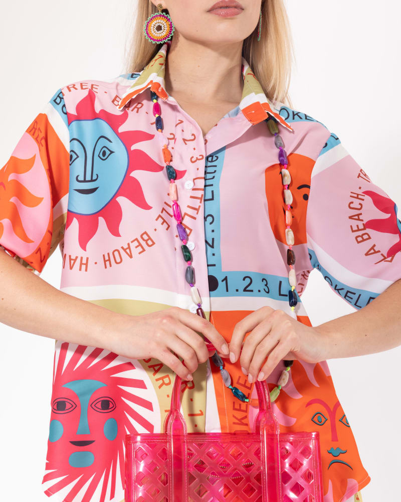 Ensemble short imprimé rose Licorne Passion détail de la chemise aux motifs solaires et pop