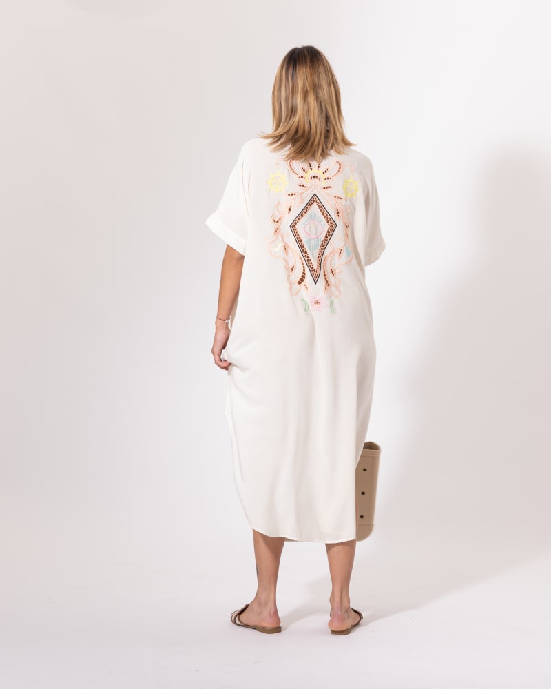 Robe brodée crème Licorne Passion vue de dos, coupe longue oversize et broderies multicolores